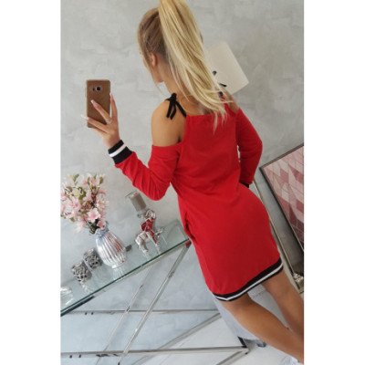 Raudona suknelė atvirais pečiais su užrašu "TRES CHIC" nuotrauka