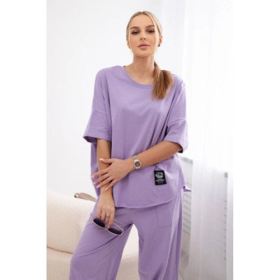 Šviesiai violetinės spalvos palaidinės ir kelnių komplektas nuotrauka