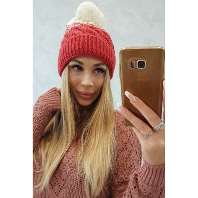 Avietinė ir kreminė kepurė su pūkeliu Ilona K218